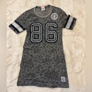 NWT Victoria’s Secret PINK grey t-shirt - small